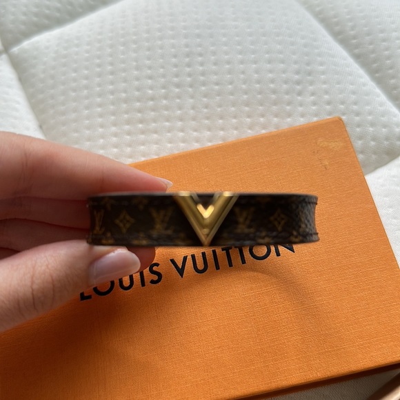 Louis Vuitton Essential V Bracelet - Picture 4 of 4